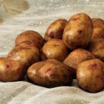 Почему картошка чернеет при хранении?